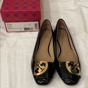 Tory Burch square flat